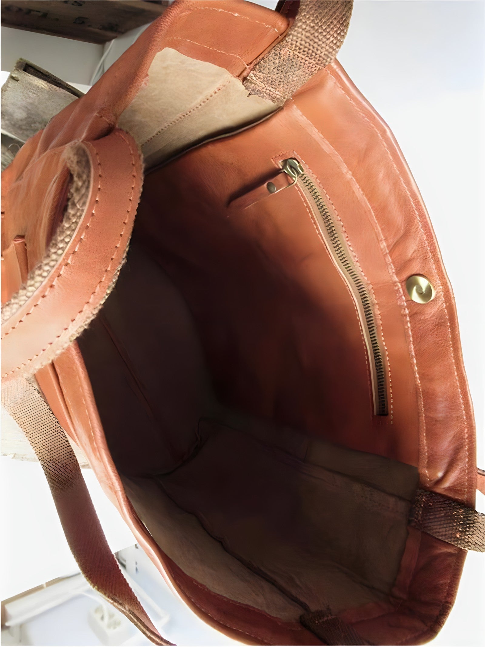 Saga | Stylish Leather Bag